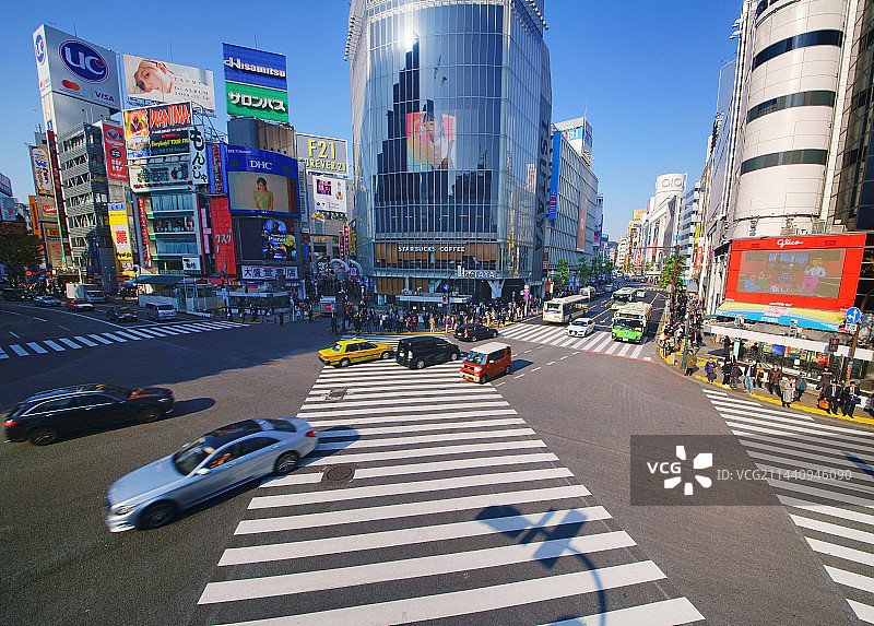 涩谷站前十字路口与汽车，关东，东京，涩谷图片素材