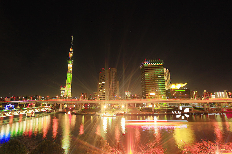 东京晴空塔、朝日啤酒大厦和船只组成的香槟树，关东，东京图片素材