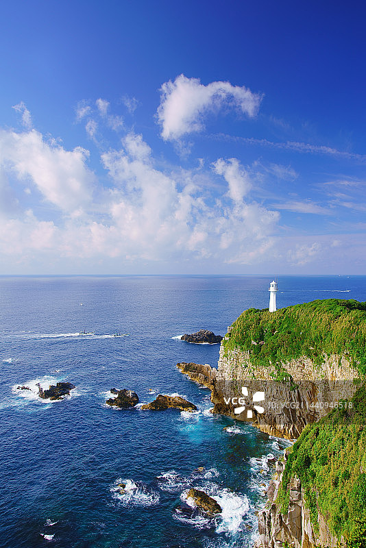 四国足摺岬与快速行驶的渔船，高知县土佐清水市图片素材