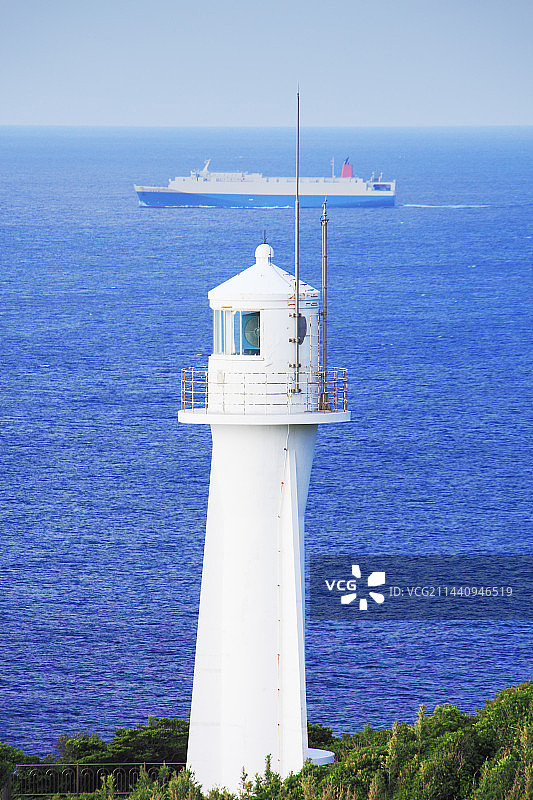 四国高知县土佐清水市足摺岬灯塔和渡轮图片素材