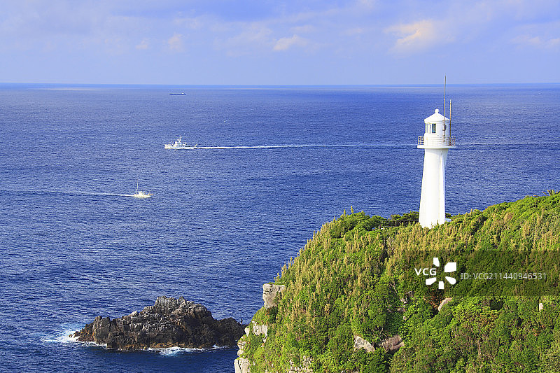 四国足摺岬与快速行驶的渔船，高知县土佐清水市图片素材