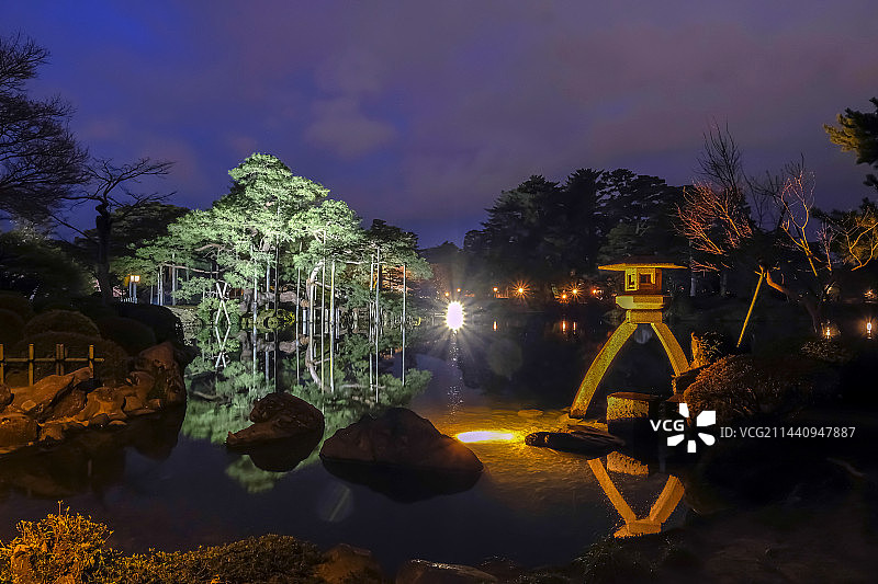 日本金泽兼六园徽轸灯笼夜景图片素材
