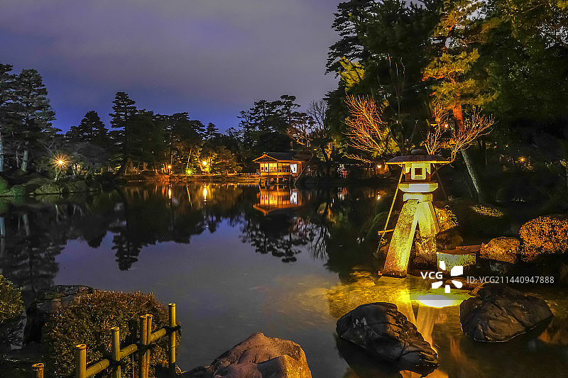 日本金泽兼六园徽轸灯笼夜景图片素材