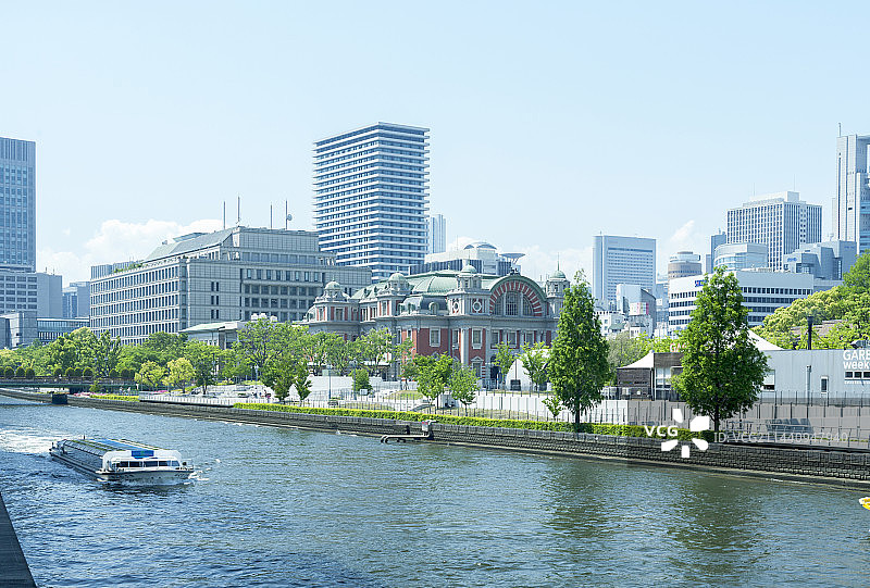 大阪市中央公会堂与观光船，日本大阪府大阪市北区图片素材
