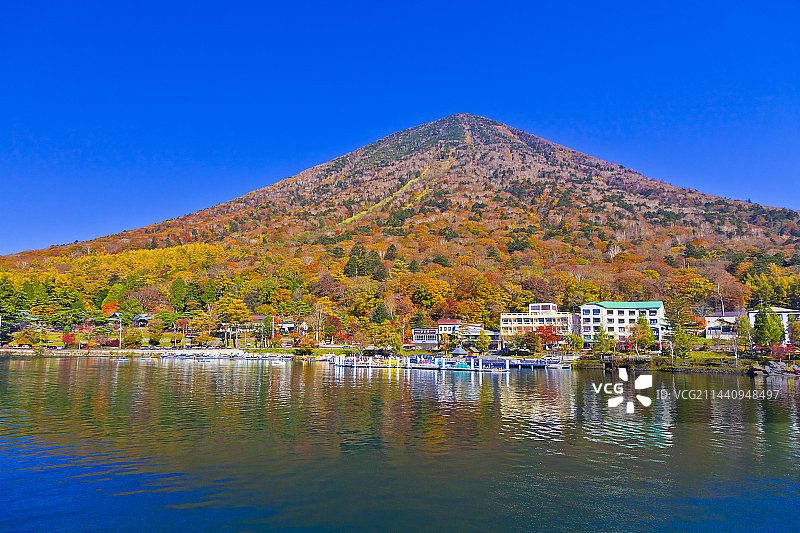 日本栃木县日光市中禅寺湖秋景与男体山图片素材