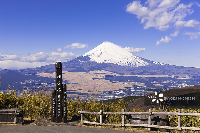 从芦之湖天际线眺望富士山，日本静冈县裾野市图片素材