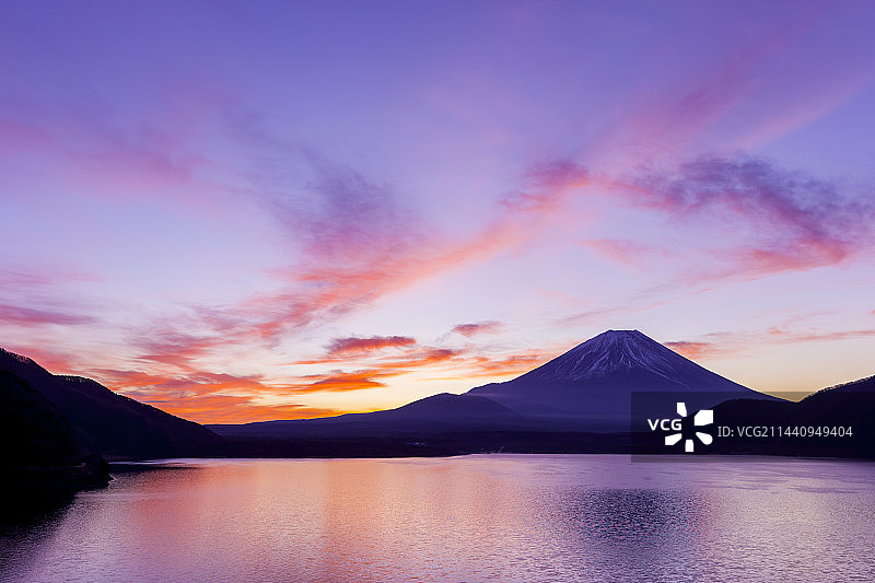 晨曦中的富士山，日本山梨县图片素材