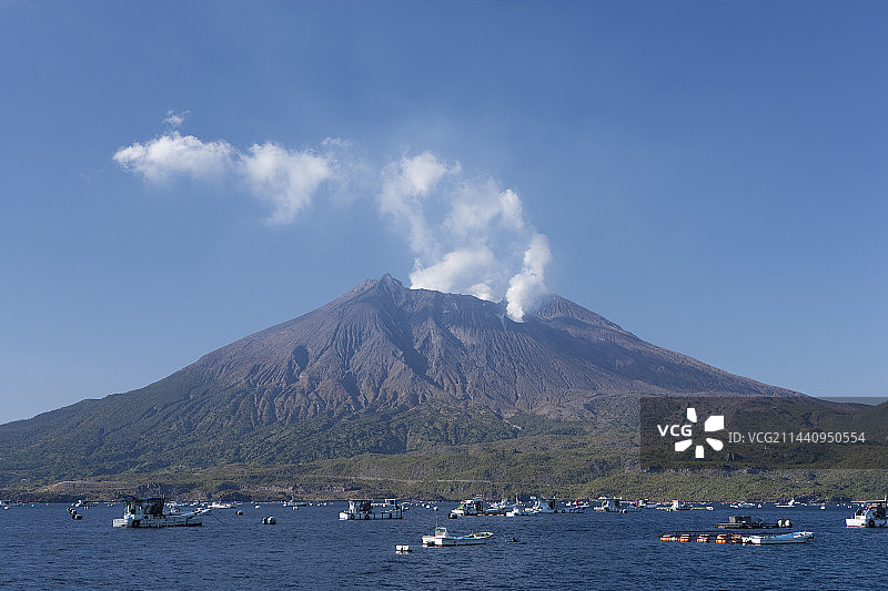 中国鹿儿岛县垂水市樱岛火山烟雾和海潟渔港图片素材