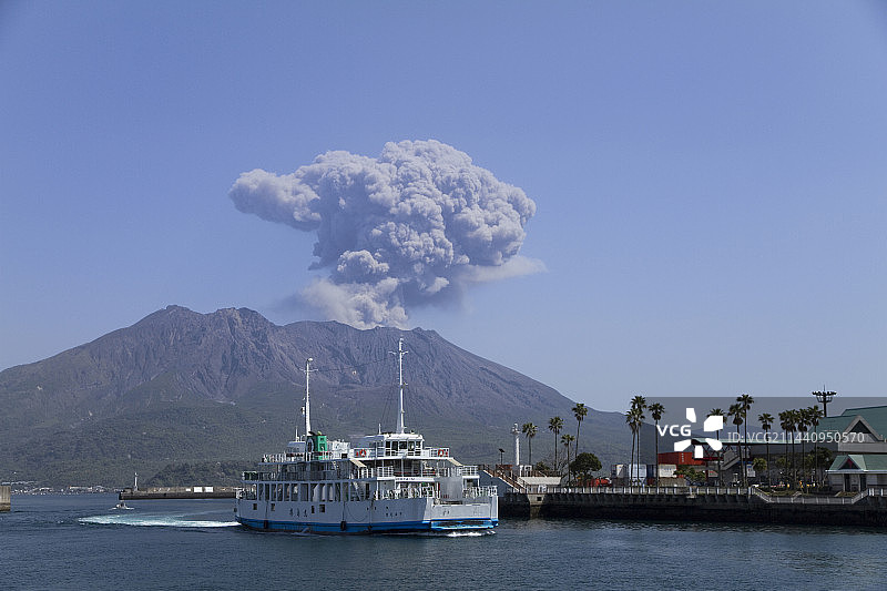 鹿儿岛樱岛的火山烟雾和樱岛渡轮图片素材