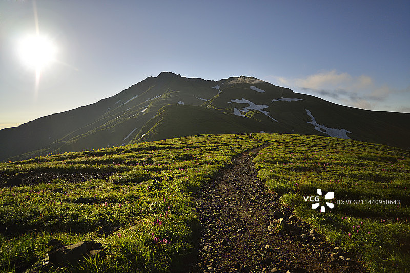 鸟海山与阳光，位于日本山形县图片素材