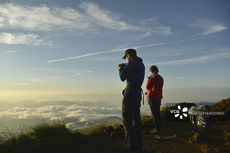 登山者站在山顶，日本山形县图片素材