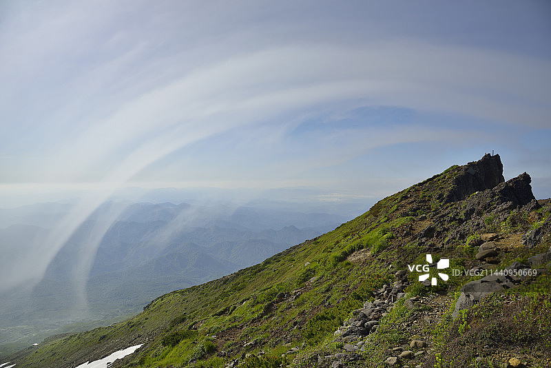 覆盖山顶的云层，日本山形县最上郡游佐町图片素材