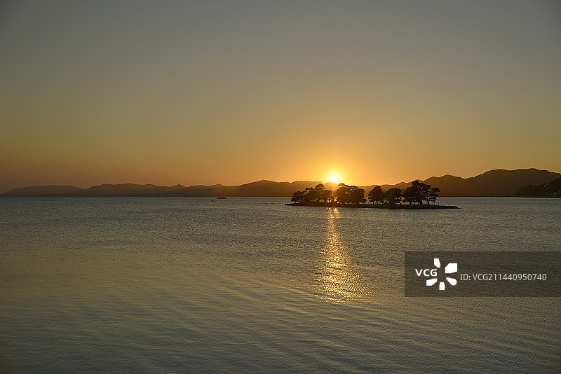 日本岛根县松江市宍道湖、嫁岛与日落图片素材