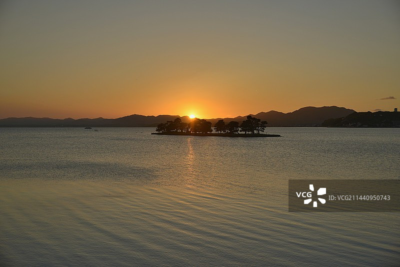 日本岛根县松江市宍道湖、嫁岛与日落图片素材