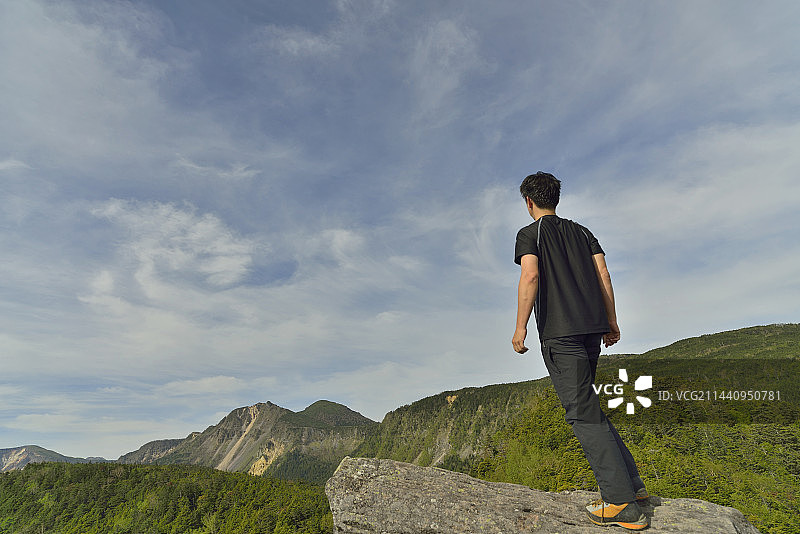 登山者站在山顶，日本长野县南佐久郡小海町图片素材