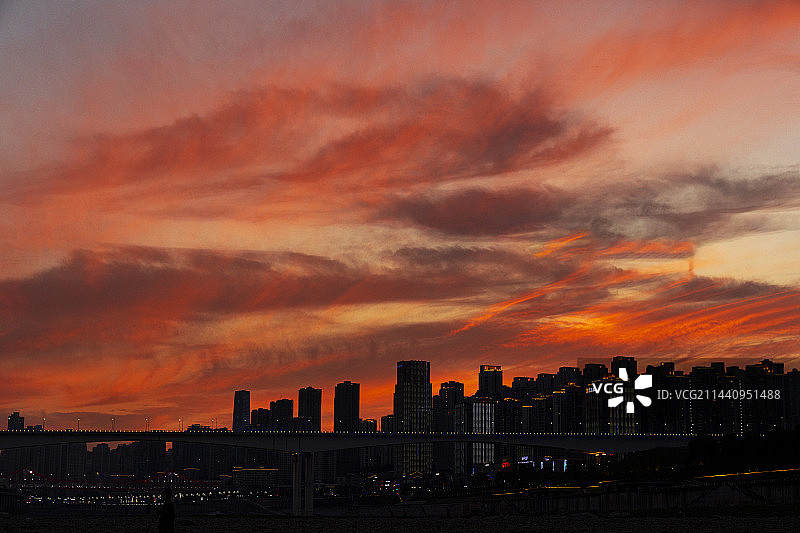 火烧云天空与城市建筑剪影图片素材