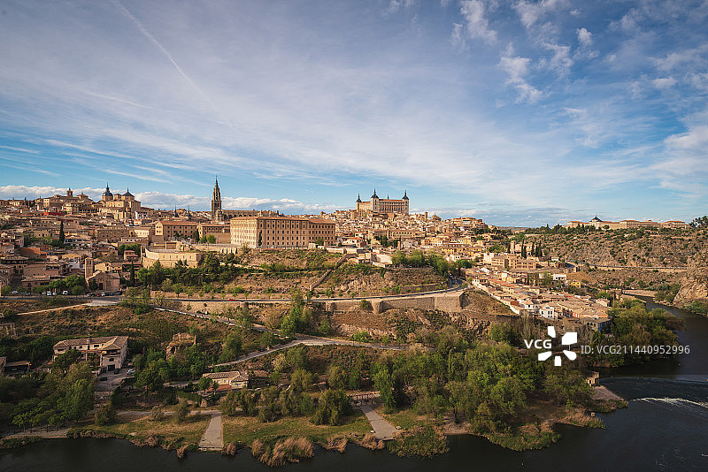 西班牙托莱多古城城市天际线黄昏图片素材