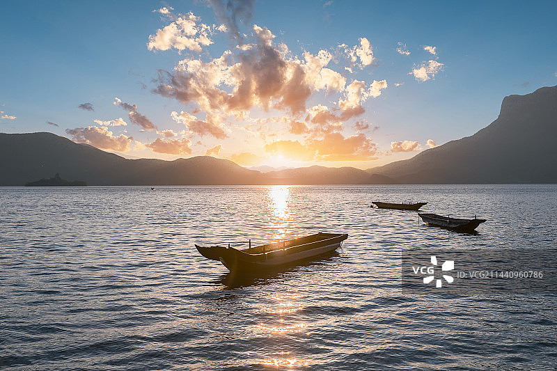 云南省丽江市宁蒗县泸沽湖景区落日时分户外风光图片素材
