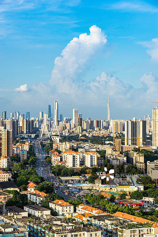 中国广州鹤洞大桥和城市天际线黄昏风光图片素材