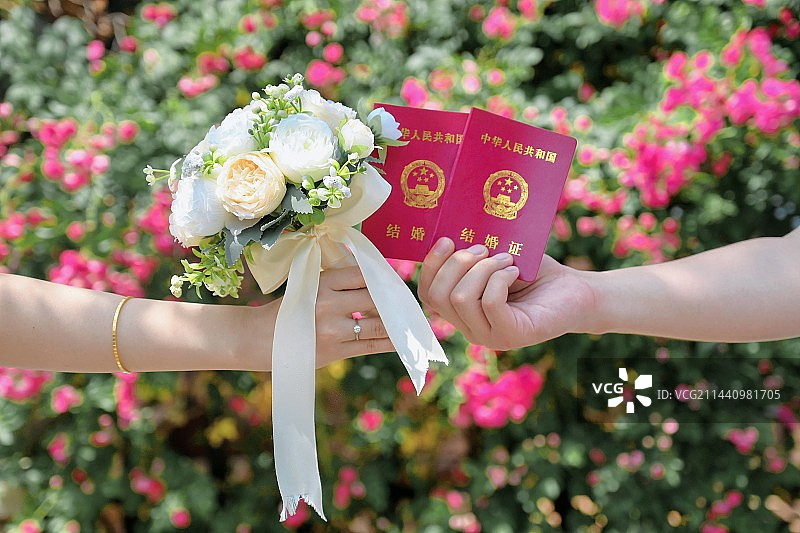 新娘手拿花束的中段图片素材