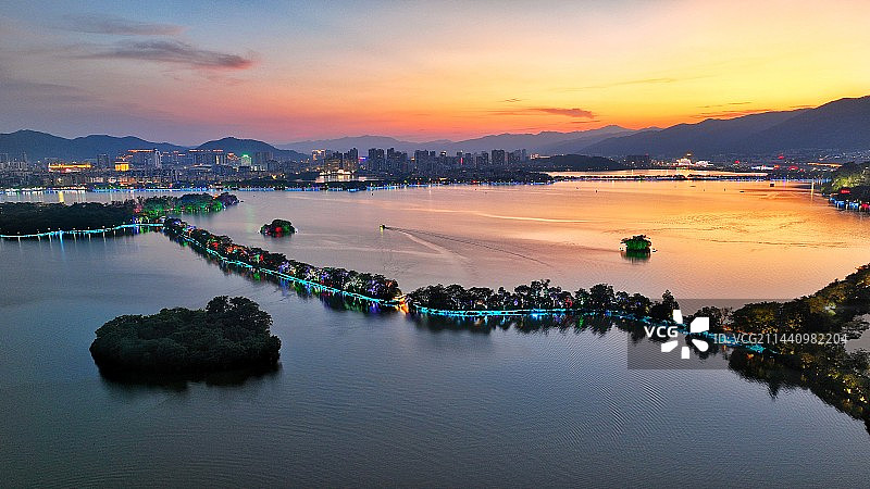 星湖夏夜图片素材
