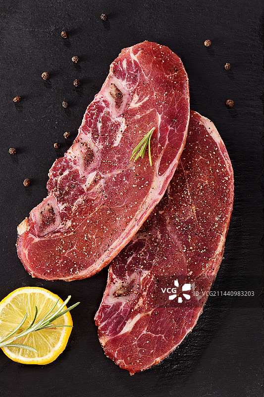 放在黑色石板上的牛肋排图片素材