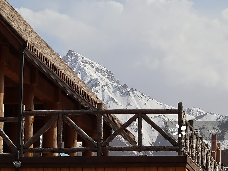 卓尔山景区牛心山雪山图片素材