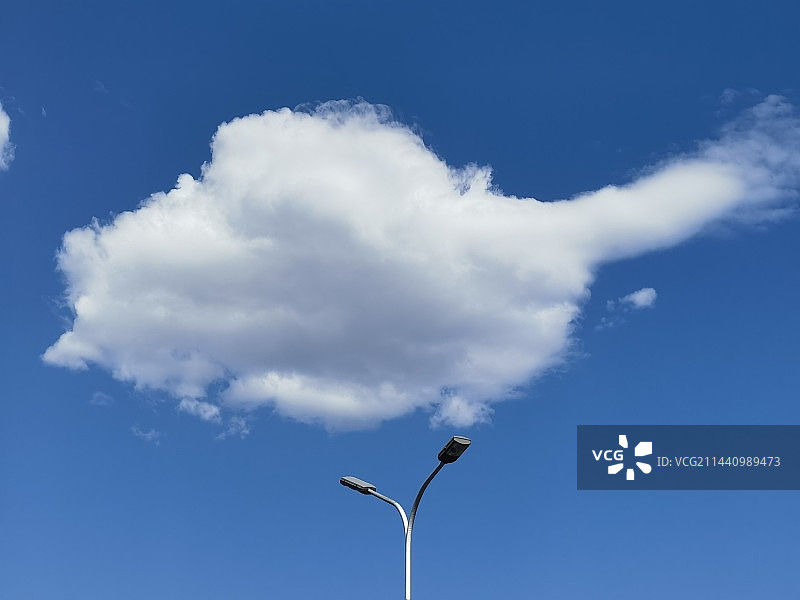 一朵带尾巴的云图片素材