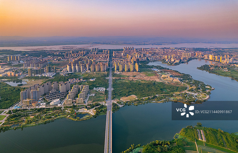 湖北襄阳航拍城市天际线湖泊桥梁图片素材