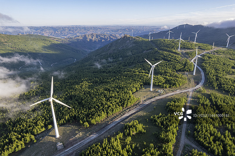 夏天高山森林风力发电风车航拍风景图片素材