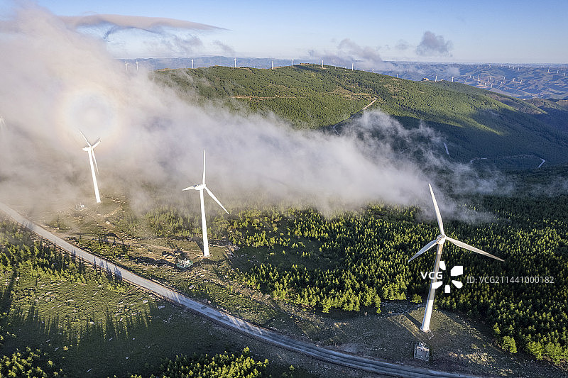 夏天高山森林风力发电风车航拍风景图片素材