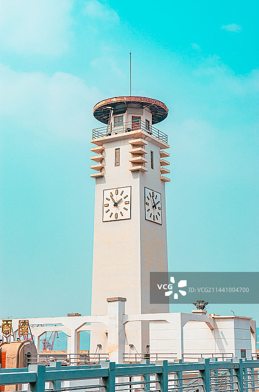 蓝天下建筑物的低角度视图图片素材