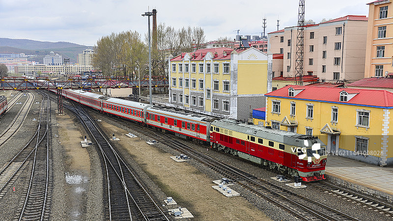 大连-绥芬河2727次进入绥芬河站图片素材