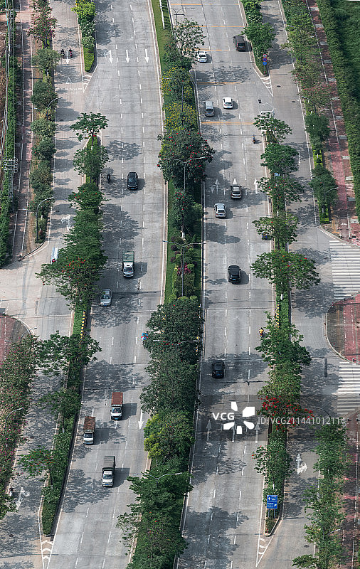 城市道路上汽车的高角度视角图片素材
