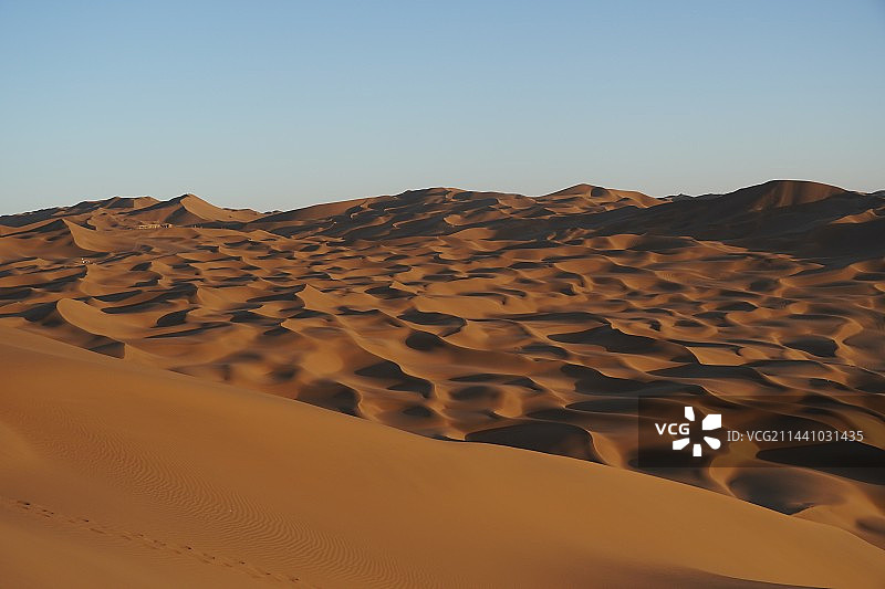 晴空下的沙漠风景图片素材