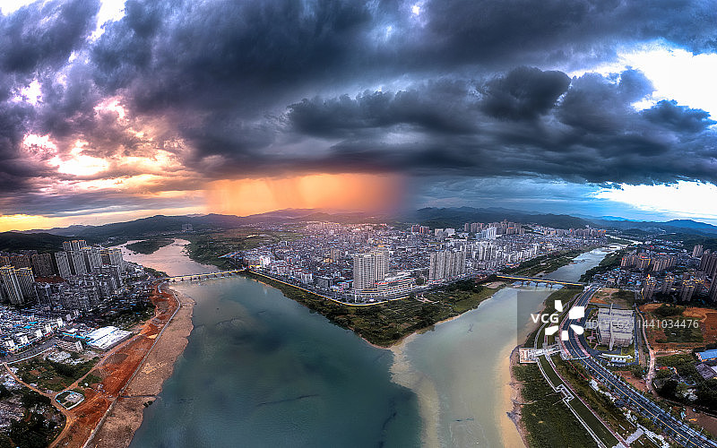 福建建瓯城区，冰火两色对流式风暴云全景图片素材
