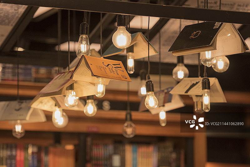 书店里的吊灯图片素材