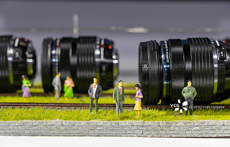 用头排成的火车站与玩具小人人偶候车出行和交流（微缩景观）图片素材