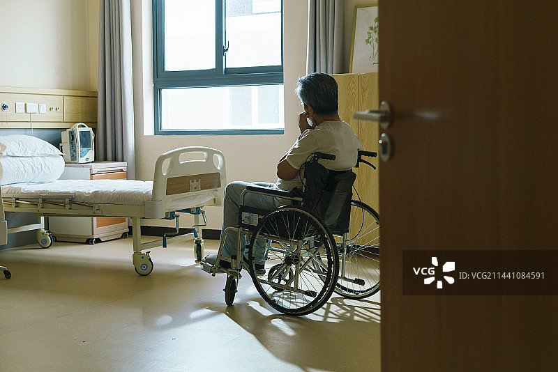 坐在轮椅上的老人图片素材