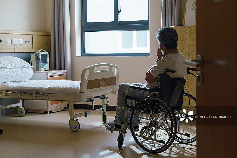 坐在轮椅上的老人图片素材