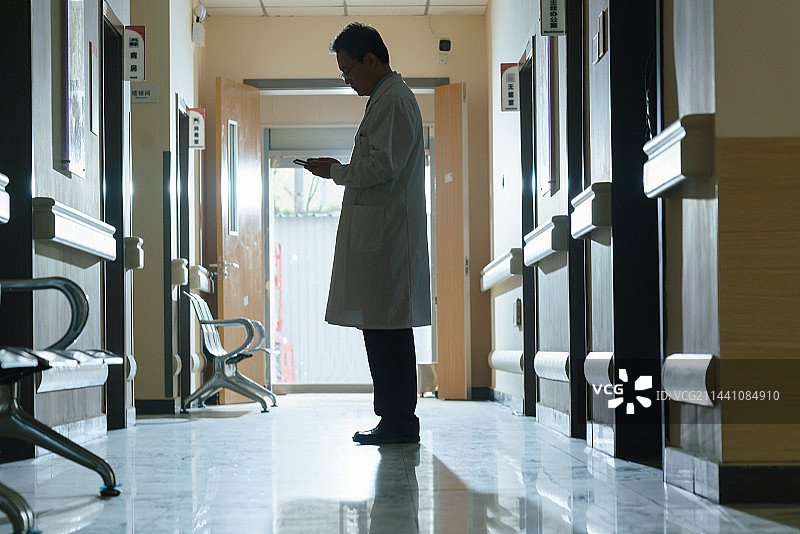 医生站在医院走廊里图片素材