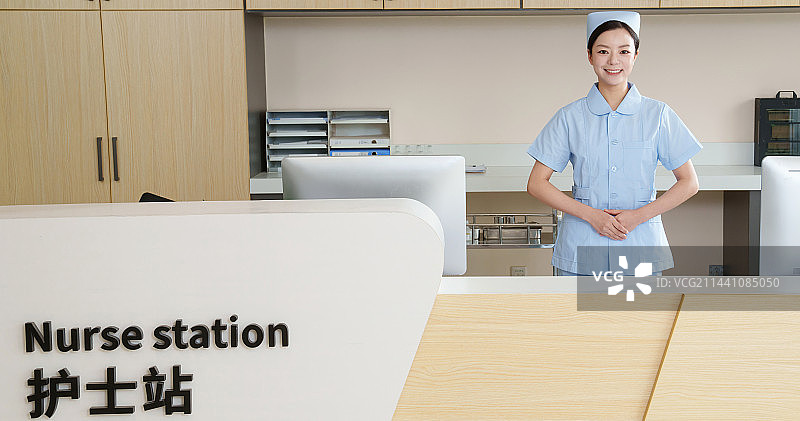 热情的年轻女护士图片素材