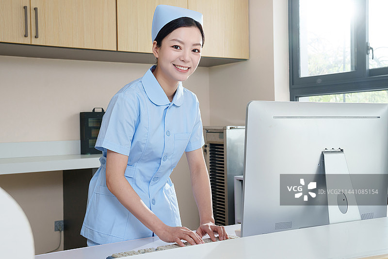 热情的年轻女护士图片素材