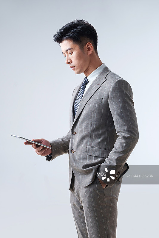 使用平板电脑的商务青年男士图片素材