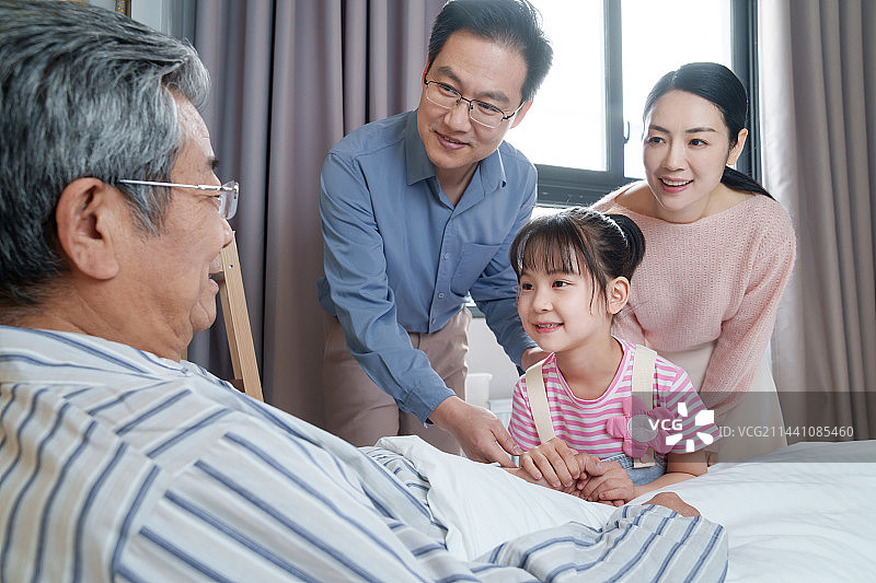 一家三口探望生病的老人图片素材