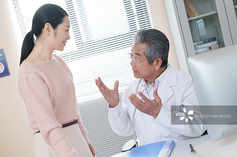 老年医生与患者沟通图片素材