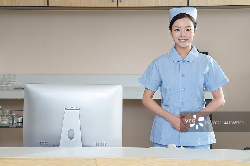 热情的年轻女护士图片素材