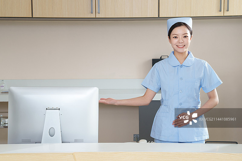 热情的年轻女护士图片素材