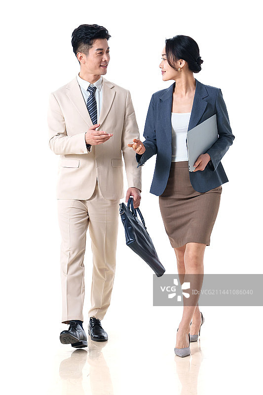 边走边聊天的商务人士图片素材