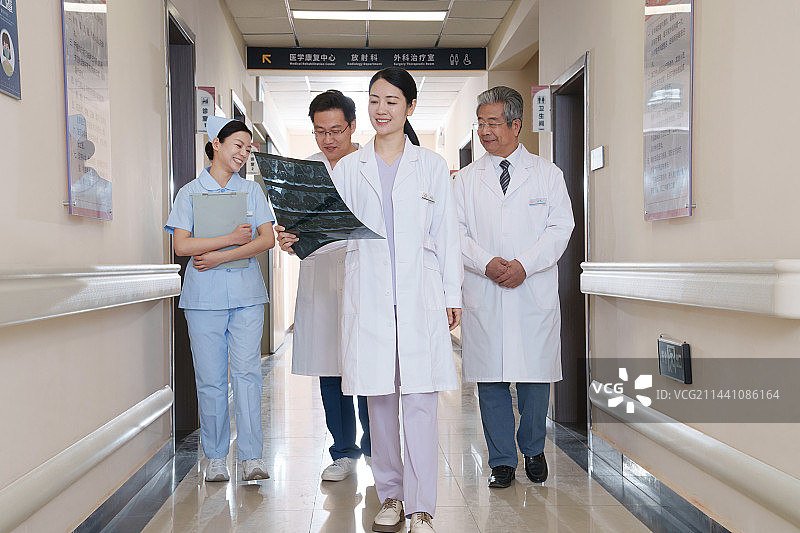走廊内的医务工作者交流工作图片素材